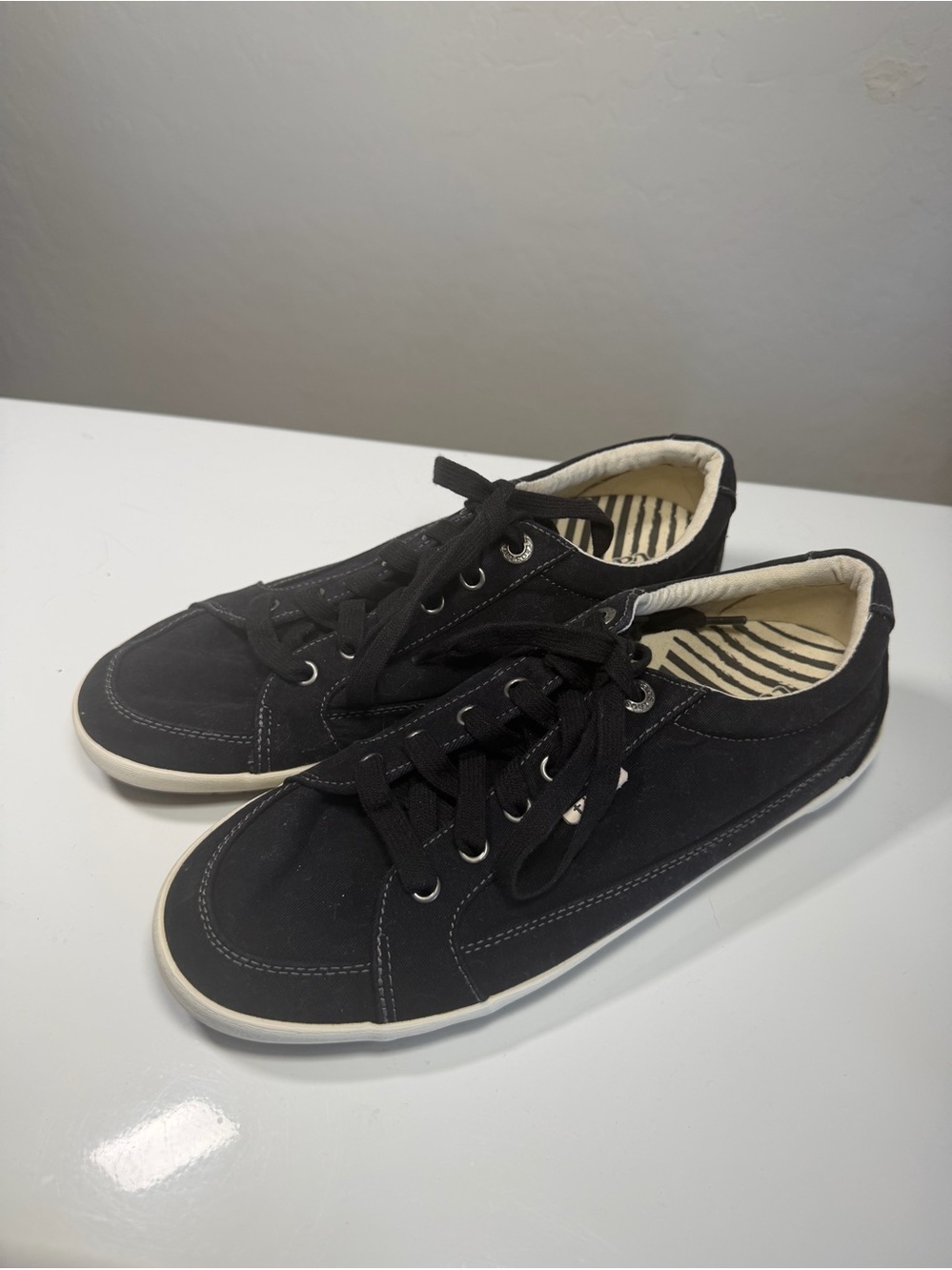 Taos Star Black Canvas Lace Up Comfort Sneakers Women Size 9W
